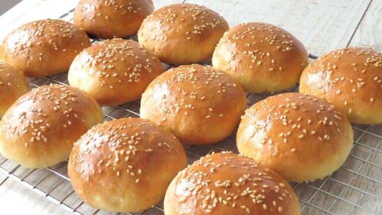 Receta de Pan de Hamburguesa Sencillo: Cómo Crear la Base Perfecta para Tus Hamburguesas Caseras Pan de hamburguesa paso a paso