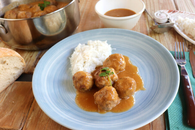 Receta de Albóndigas en Salsa de Cebolla: Un Clásico Sencillo y Delicioso para Toda la Familia Receta de Albóndigas en Salsa de Cebolla: Un Clásico Sencillo y Delicioso para Toda la Familia