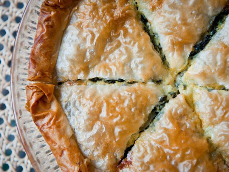 Receta de Spanakopita: Descubre Cómo Hacer la Auténtica Tarta Griega de Espinacas y Queso Feta Receta de Spanakopita: Descubre Cómo Hacer la Auténtica Tarta Griega de Espinacas y Queso Feta