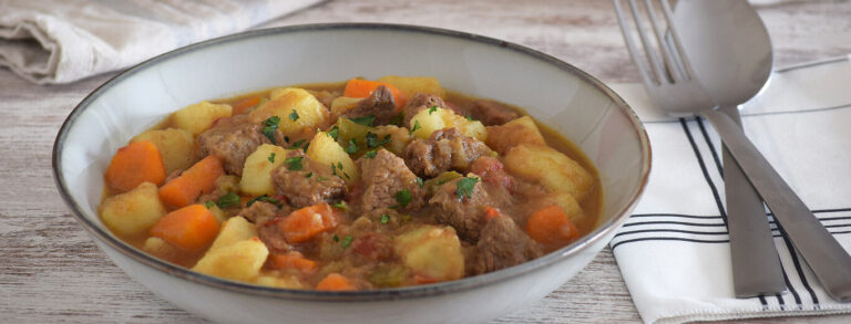 Guiso de carne con patatas: Receta tradicional y reconfortante Guiso de carne con patatas: Receta tradicional y reconfortante